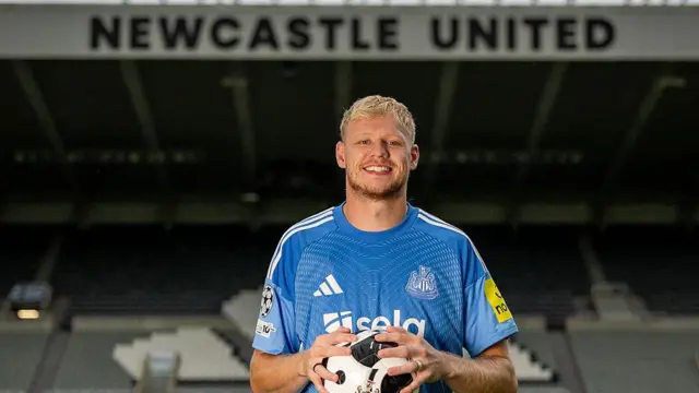Aaron Ramsdale holding the ball after signing contract with Newcastle
