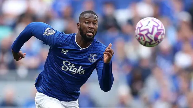 Beto chases a ball in Everton blue