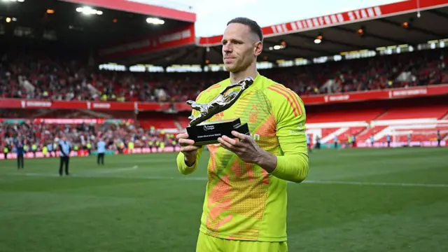 Sels with the Golden Glove award 