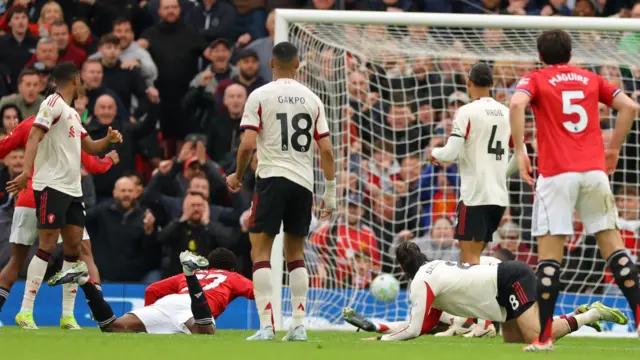 Kobbie Mainoo scores for Manchester United