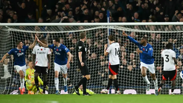 Everton players celebrate scoring a late goal against Fulham