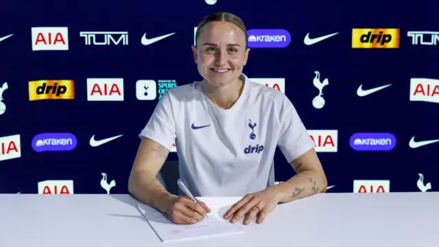 Martha Thomas signs new Tottenham deal