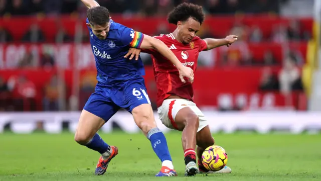 Joshua Zirkzee and James Tarkowski challenge for the ball