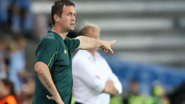 Ronny Deila instructs