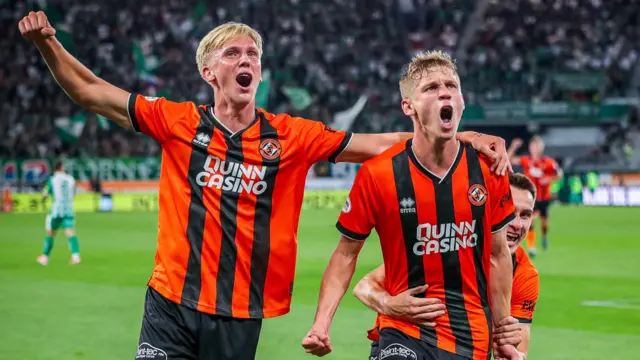 Zac Sapsford (R) scored the late equaliser to make it 2-2 between Rapid Vienna and Dundee United