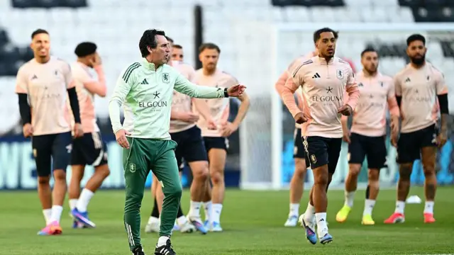 Unai Emery talks to his squad