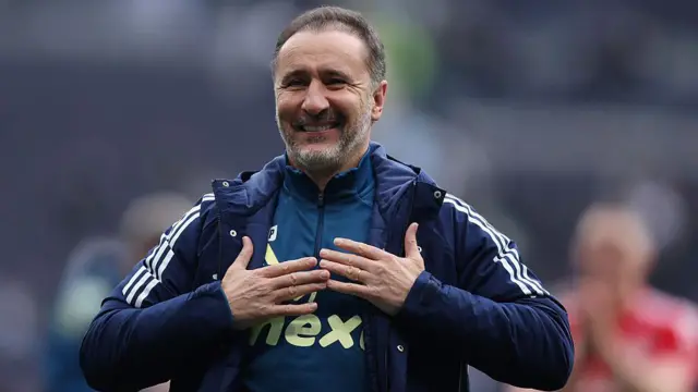 Vitor Pereira reacts to the Nottingham Forest fans