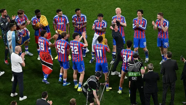 Crystal Palace fans form a guard of honour for Oliver Glasner