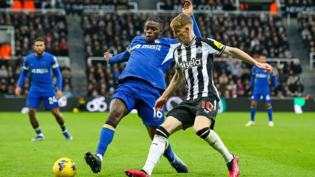 Newcastle United's Anthony Gordon takes on Chelsea's Lesley Ugochukwu 