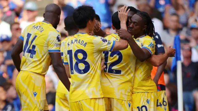 Eberechi Eze of Crystal Palace celebrates with his teammates