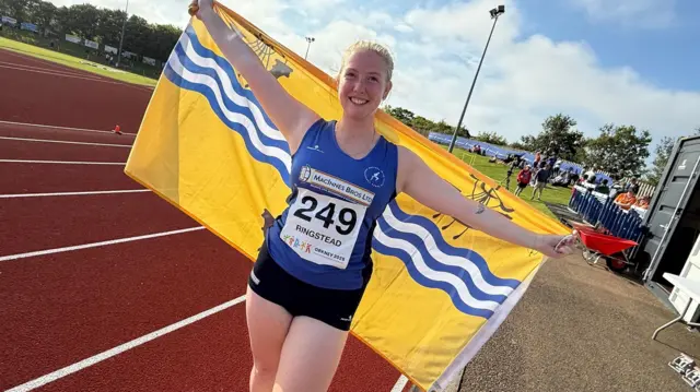 Amie Ringstead an deidh dhì buannachadh san javelin