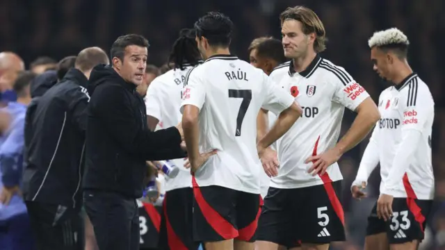 Marco Silva speaks with Raul Jimenez for Fulham