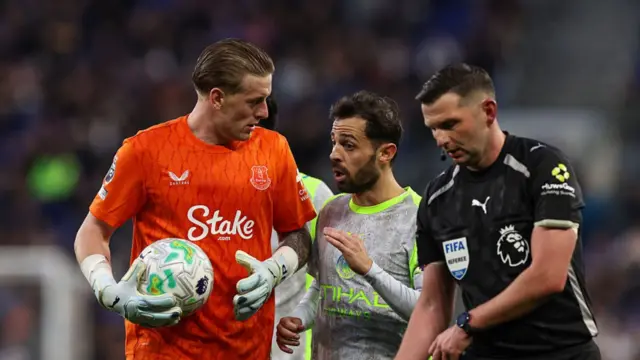 Bernardo Silva talks to Jordan Pickford with Michael Oliver 