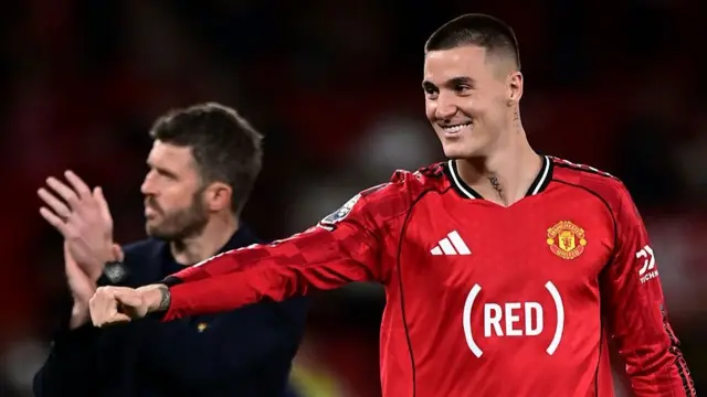 Manchester United striker Benjamin Sesko and head coach Michael Carrick 