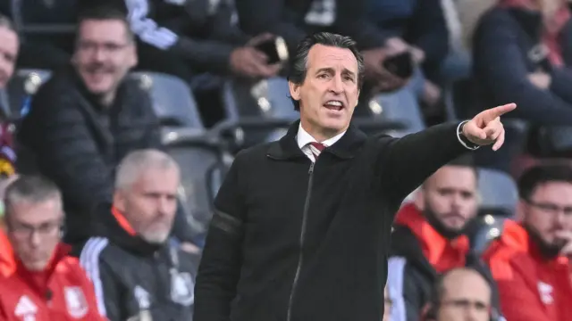 Unai Emery reacts during match