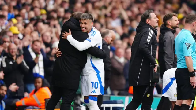 Leed United's Joel Piroe is embraced by boss Daniel Farke during their game against Stoke City