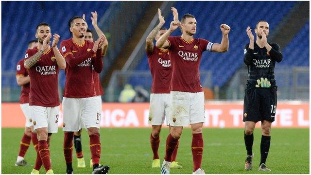 Roma players applaud fans