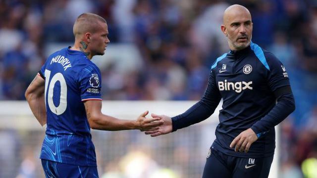 Mykhailo Mudryk and Enzo Maresca shaking hands 