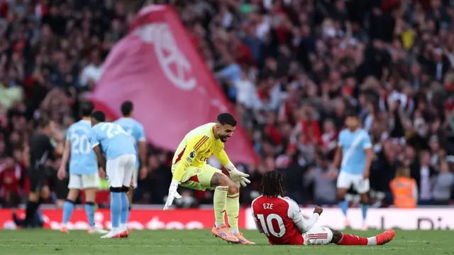 David Raya of Arsenal and Eberechi Eze celebrate Gabriel Martinelli scoring against Manchester City