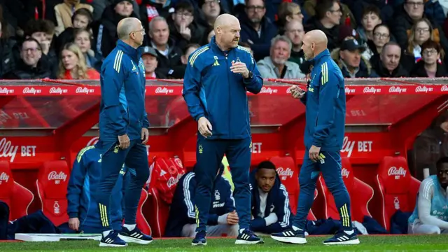 Nottingham Forest head coach Sean Dyche speaks to his backroom staff members Ian Woan and Steve Stone