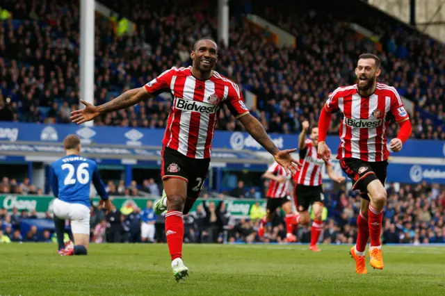  Jermain Defoe of Sunderland celebrates scoring his team's second goal with Steven Fletcher (R) during the Premier League match between Everton and Sunderland at Goodison Park on May 9, 2015