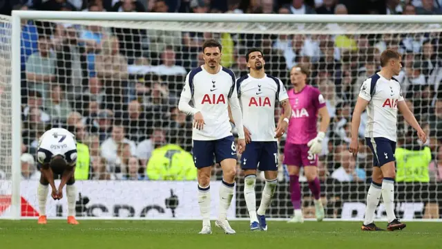 Tottenham players dejected after conceding late equaliser 