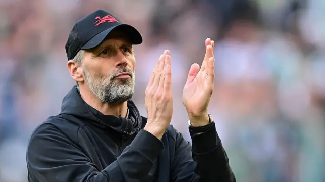 Marco Rose applauding 