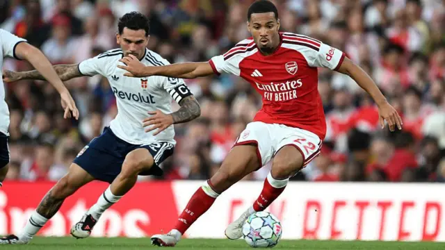 Arsenal winger Ethan Nwaneri playing against Como
