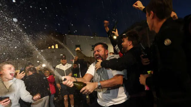 Arsenal fans pop the champagne 