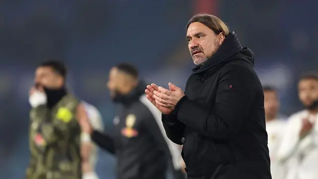 Daniel Farke applauds the fans