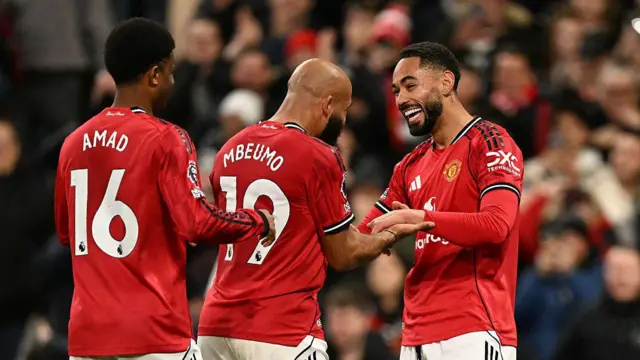 Rashford chăm chú xem trận đấu của M.U khi đang chuẩn bị cho El Clasico 2 Man Utd - Transfer news, results, fixtures, video and audio