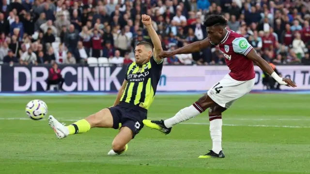 Mohammed Kudus takes a shot for West Ham