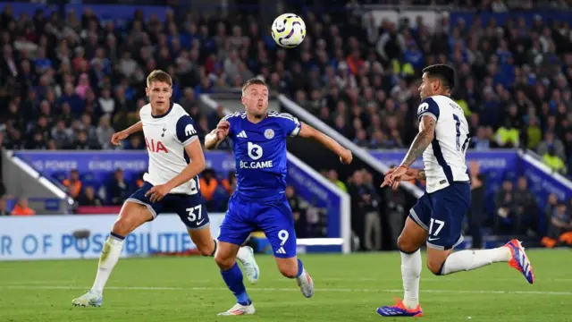 Micky van de Ven and Cristian Romero marking Jamie Vardy