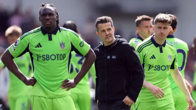 Marco Silva with his players after the Brentford draw
