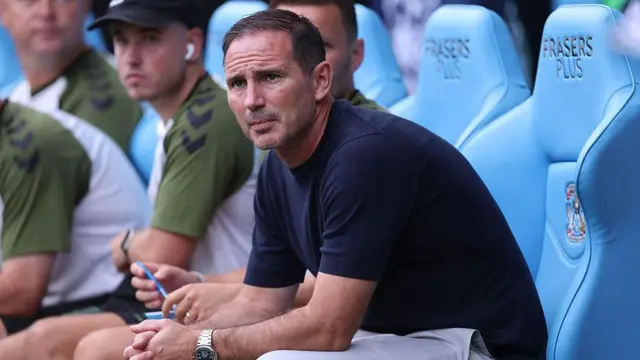  Frank Lampard watches on