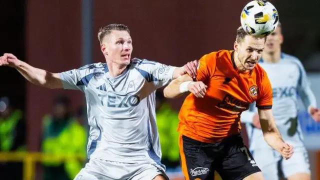 Aberdeen's Ante Palaversa (L) and Dundee United's Kristijan Trapanovski in action