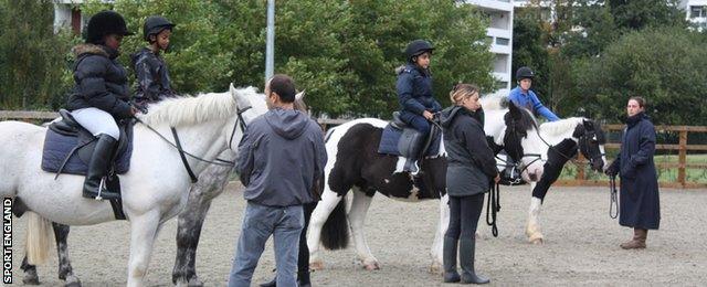 children horse riding