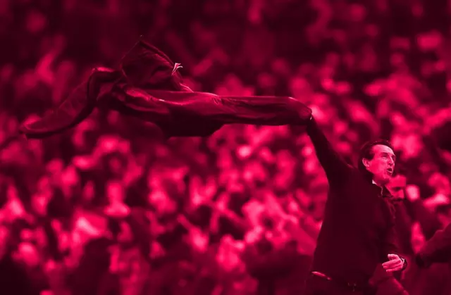 Unai Emery throws his coat