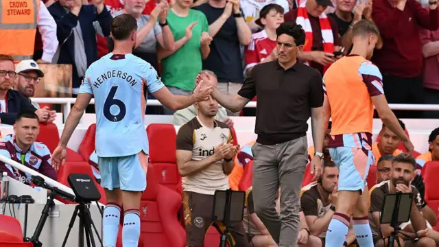 Jordan Henderson shakes hands with Keith Andrews