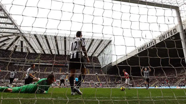 Newcastle players look dejected after the fourth Arsenal goal