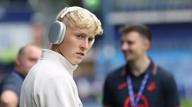Melker Widell wearing headphones before a game