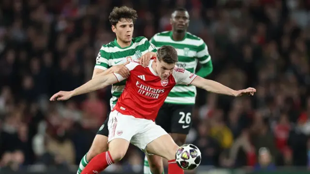 Viktor Gyokeres protects the ball from Georgios Vagiannidis