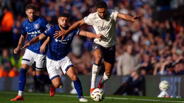 Dominic Calvert-Lewin and Sam Morsy challenging for the ball