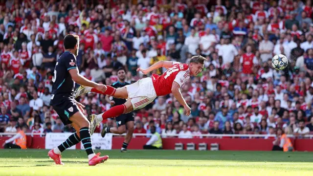 Viktor Gyokeres of Arsenal heads the ball towards goal