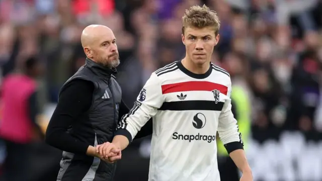 Erik ten Hag Manager / Head Coach of Manchester United with Rasmus Hojlund of Manchester United 