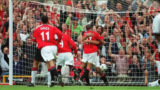 Ruud van Nistelrooy and Mikael Silvestre celebrate