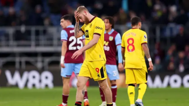 Oliver McBurnie of Sheffield United reacts after he is shown a red card