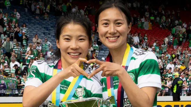 Celtic’s Shen Menglu and Shen Mengyu celebrates with the Scottish Cup 