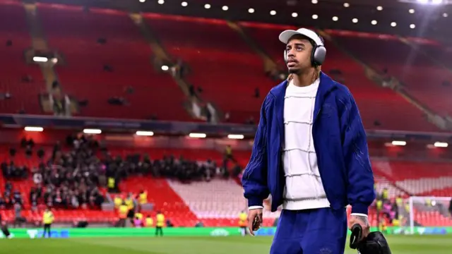 Bradley Barcola of Paris Saint-Germain arrives at Anfield