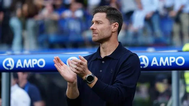 Xabi Alonso applauding